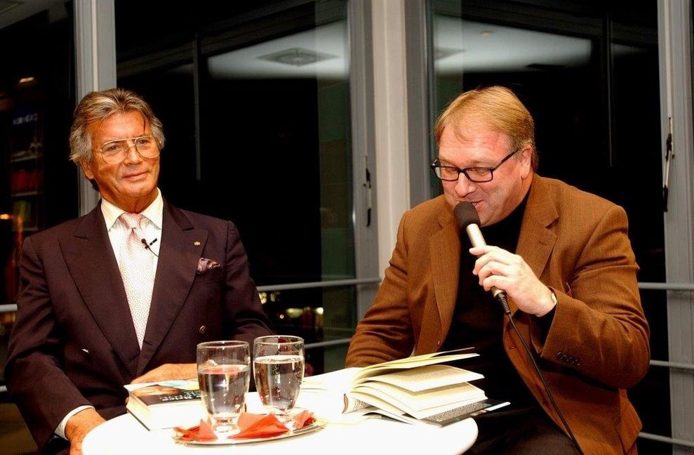 Interview mit Winnetou: Häuptling Pierre Brice und Moderator Jürgen Haar. Bild: Stampe/A