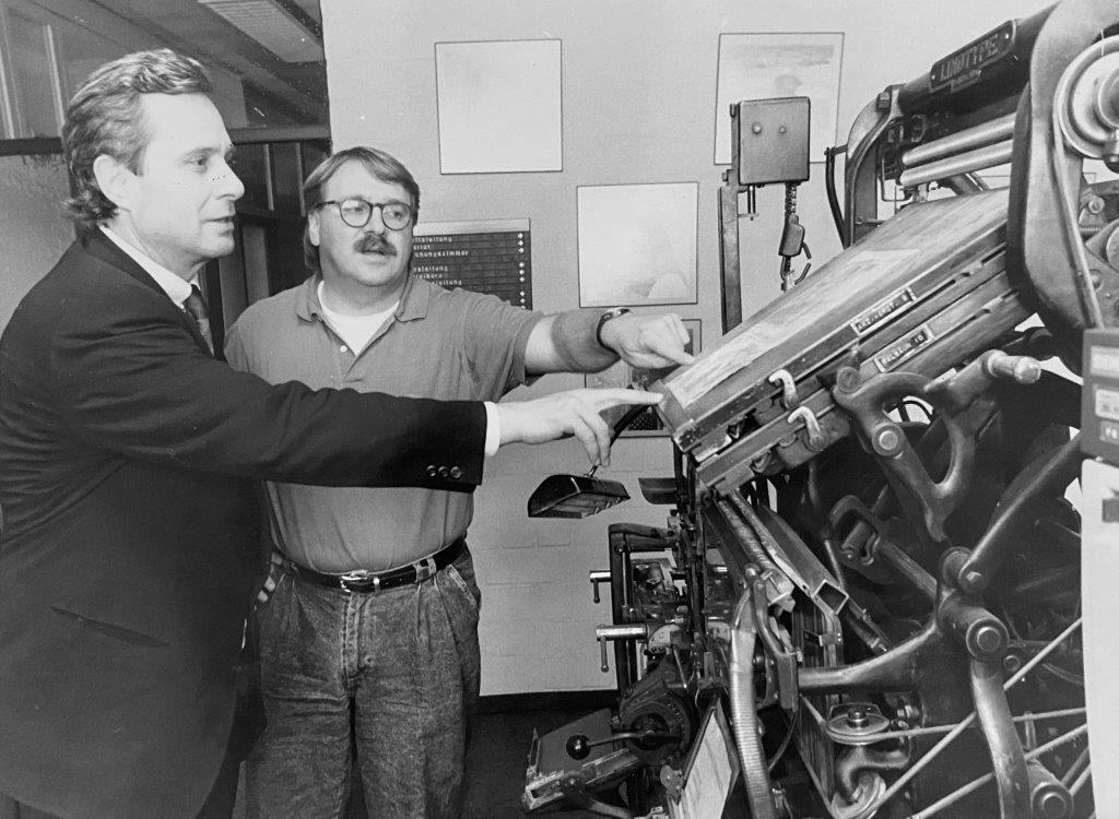 1993 mit dem damaligen Baden-Württembergischen Wirtschaftsminister Dieter Spöri an der alten Linotype-Setzmaschine im früheren SZ/BZ- Gebäude. Bild: Stampe/A