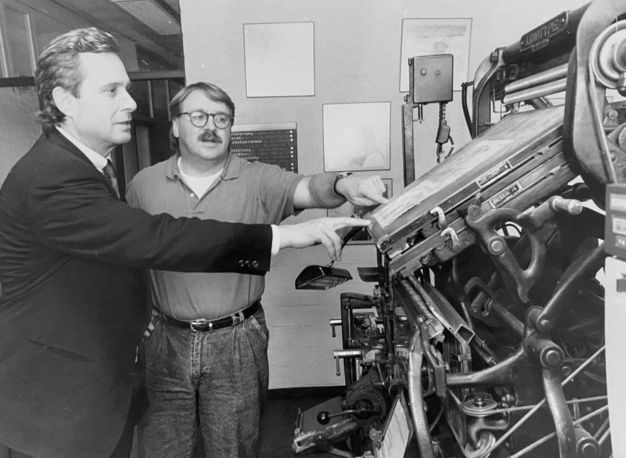 1993 mit dem damaligen Baden-Württembergischen Wirtschaftsminister Dieter Spöri an der alten Linotype-Setzmaschine im früheren SZ/BZ- Gebäude. Bild: Stampe/A