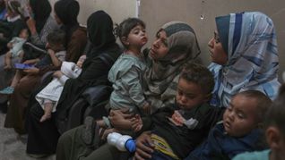 Palästinenserinnen warten mit ihren Kindern auf medizinische Versorgung in einer überfüllten Klinik in der Stadt Gaza (Archivfoto).