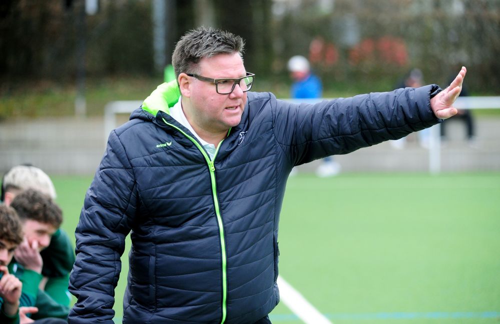 Der Matchplan von Holzgerlingens Trainer Bernd Gluiber geht gegen Aidlingen auf.       Bild: Photostampe
