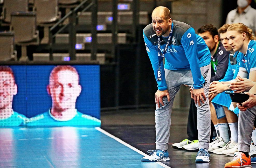 Hofft, vielleicht schon an diesem Donnerstag gegen GWD Minden wieder an der Seitenlinie stehen zu können: Der positiv auf Corona getestete TVB-Trainer Jürgen Schweikardt.