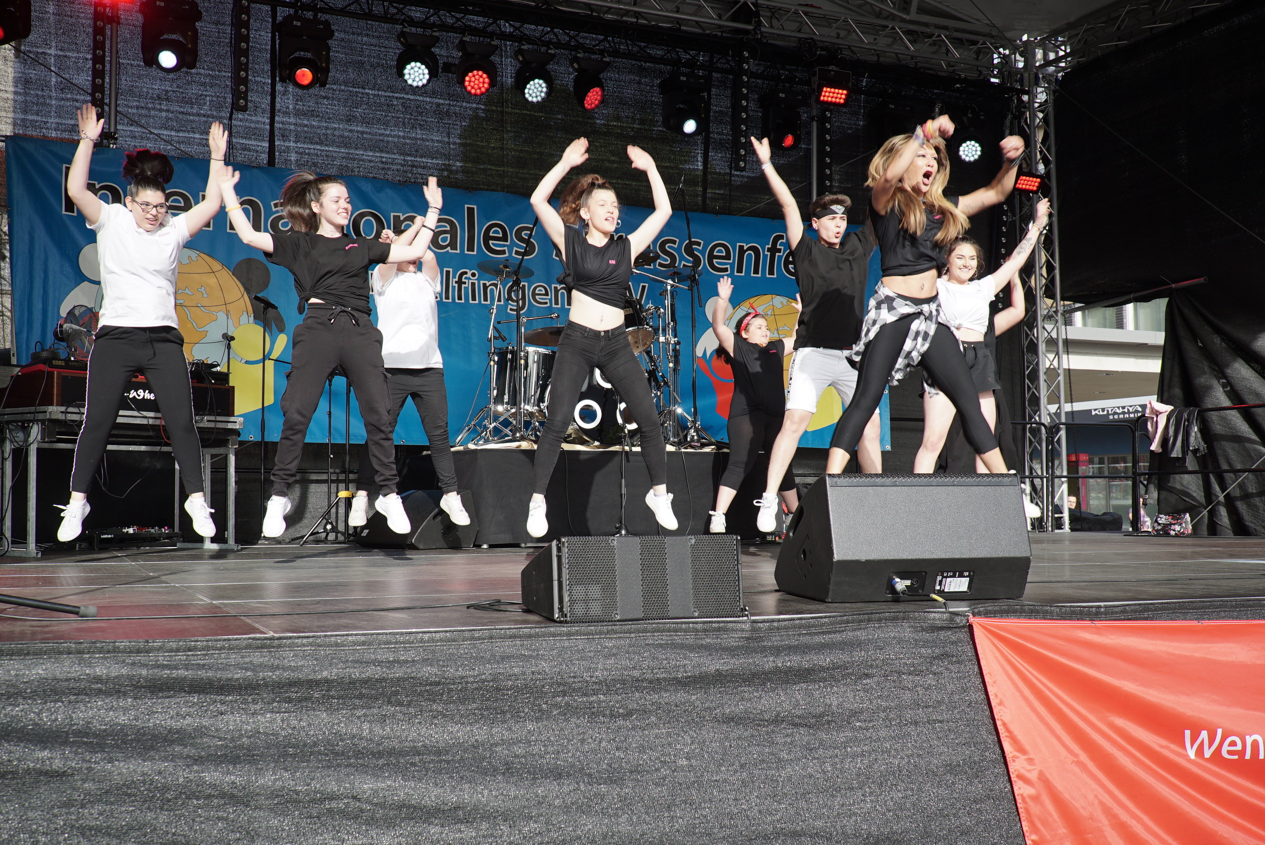 Zumba-Fitness mit dem Tanzprojekt Flugfeld Move auf dem Marktplatz.