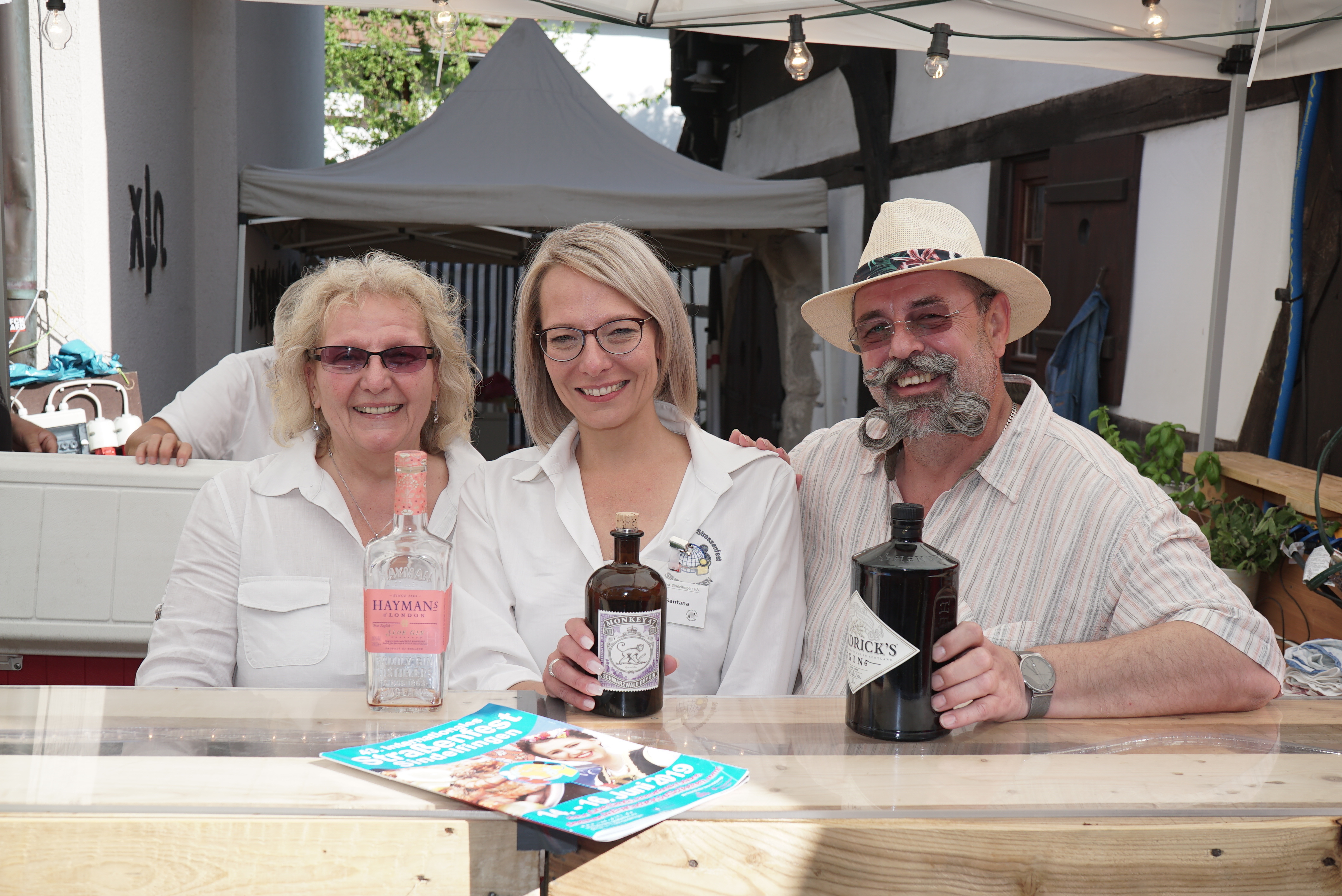 Doris Tevnan, ehemalige stellvertrtretende Vorsitzende des Straßenfest-Vereins, mit der aktuellen  Vorsitzenden Andrea- Santana und deren Vorgänger Reiner Schill.  Bilder: Heiden