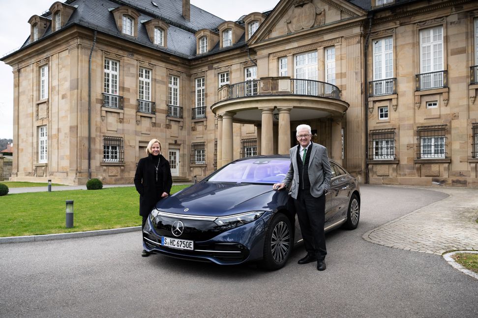 Mercedes-Benz Vertriebsvorständin Britta Seeger übergibt im Staatsministerium in Stuttgart einen EQS an Baden-Württembergs Ministerpräsident Winfried Kretschmann.