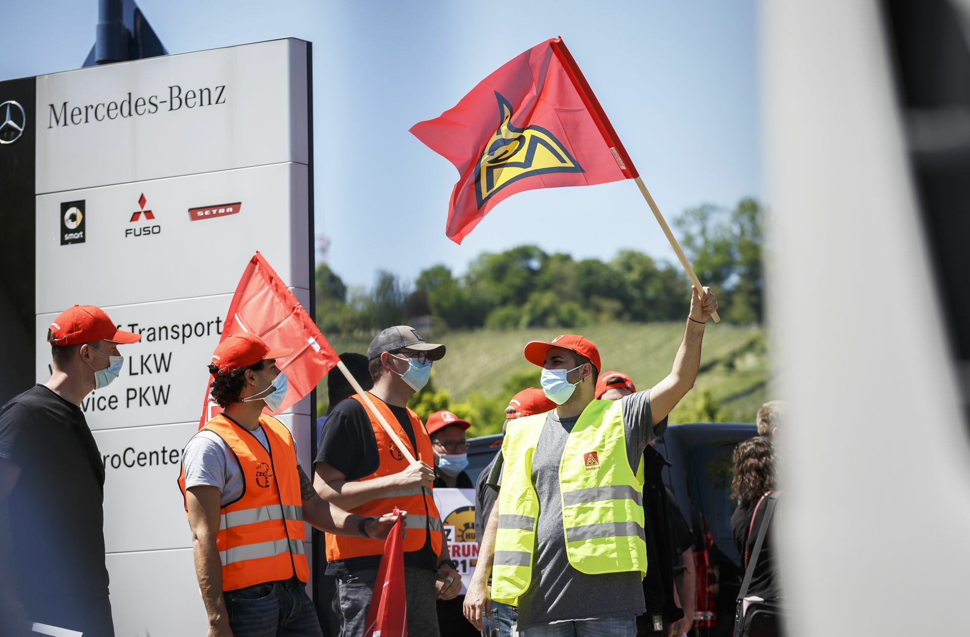 150 Beschäftigte der Mercedes-Benz-Niederlassung auf dem Hallschlag eröffnen die Warnstreikserie. Foto: IG Metall/Julian Rettig