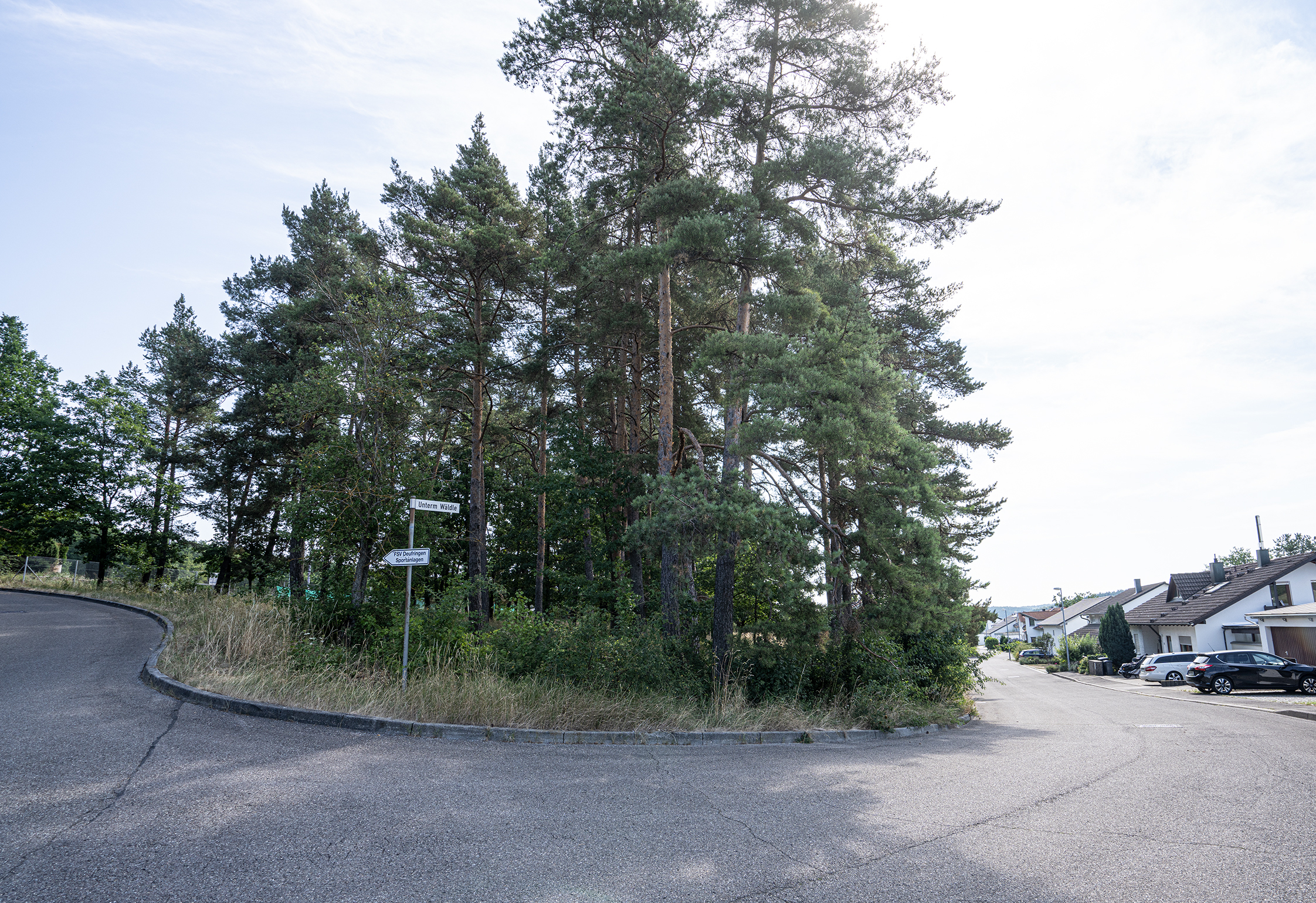 In dieser Kurve „Unterm Wäldle“ in Dachtel soll der neue Kindergarten entstehen.   Bild: Richter
