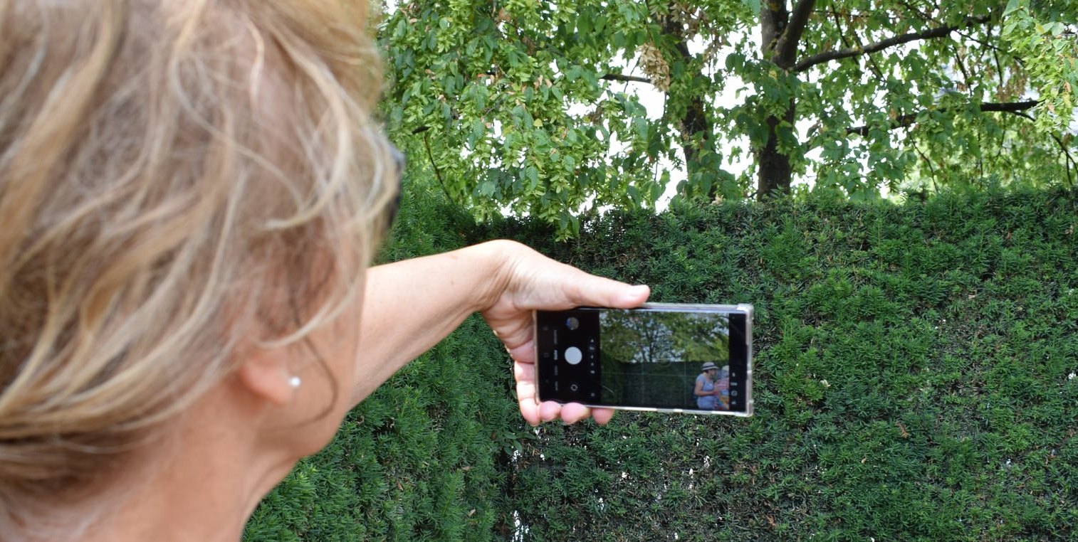 Die Teilnehmer testen verschiedene Kameraeinstellungen und entdecken Funktionen ihrer Smartphones.