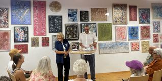 Die in Sindelfingen aufgewachsene Maggy Mauritz im Gespräch mit Kulturzentrumschef Johannes Inama vor einem Teil ihren Arbeiten in Liechtenstein