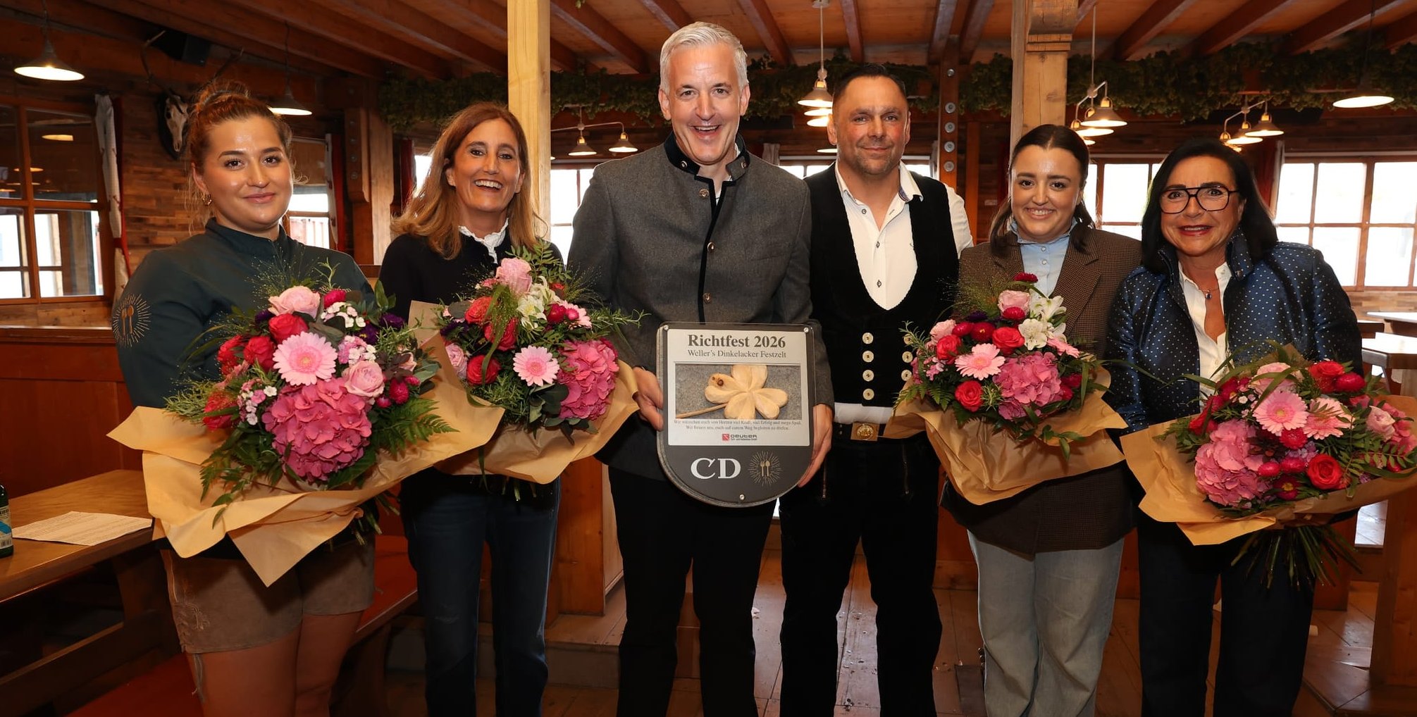 Richtfest bei Wellers Klauss & Klauss: Küchenchefin Maxi Waidmann, Katrin und Carsten Weller, Zimmermann Silvio Döllinger, Jil Weller und Isolde Klauss (von links).