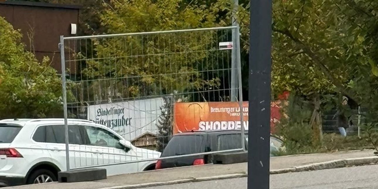 Die Stelle wurde verübergehend mit einem Bauzaun gesichert.