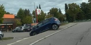 An der Einfahrt zu Rossmann und Sehne kommt es immer wieder zum gleichen Unfall.