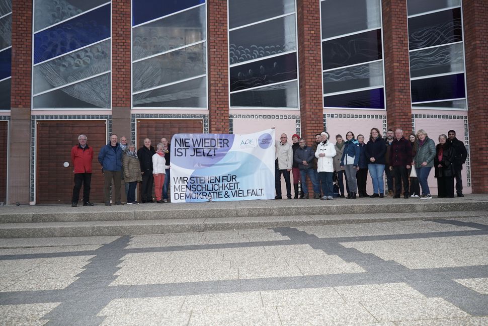 Zum Aktionsstart an der Josephskirche finden sich Vertreter der evangelischen und katholischen Sindelfinger Kirchengemeinden ein um Flaggen und Banner in Empfang zu nehmen.