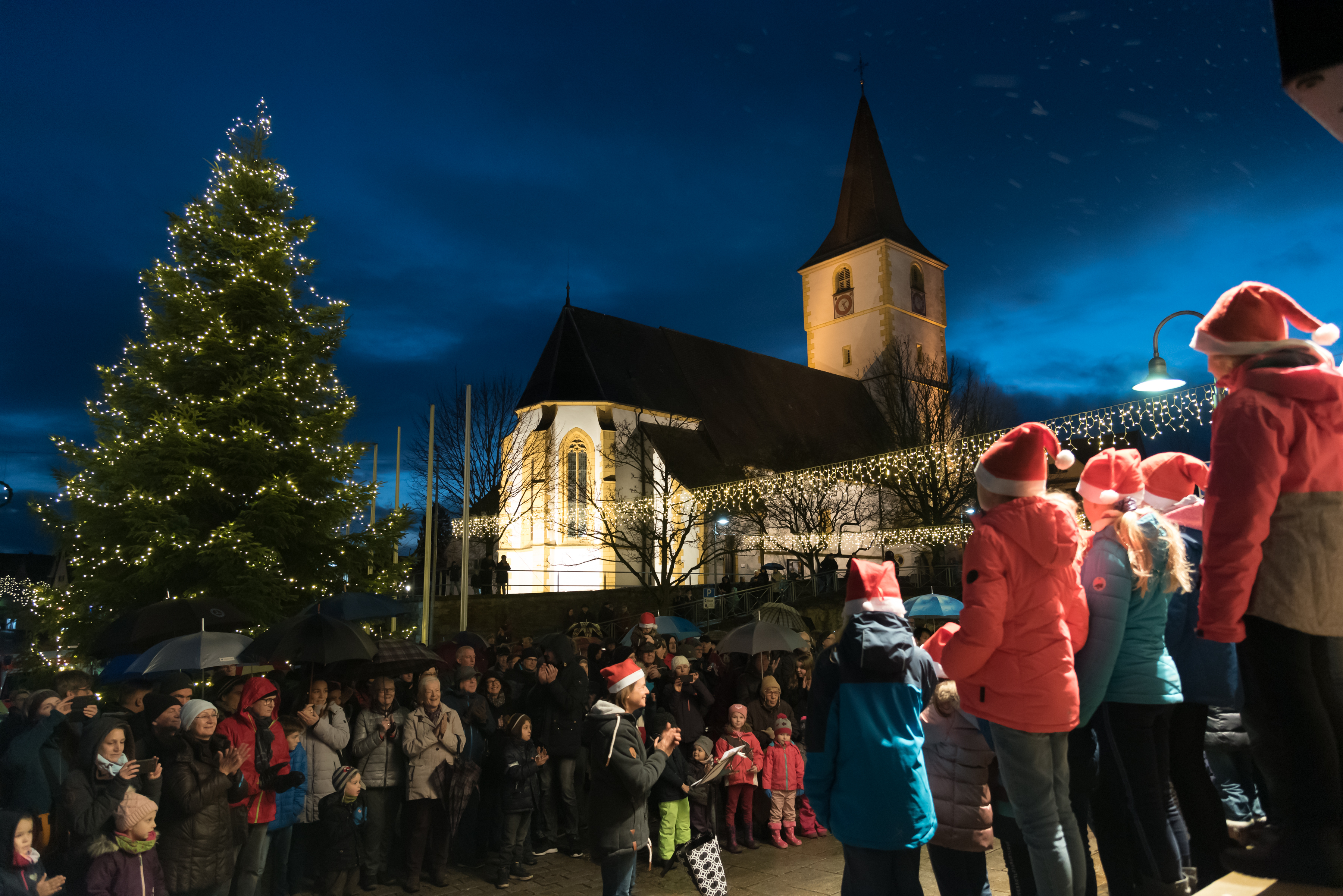 Der Chor der Berkenschule eröffnete das Adventssingen.