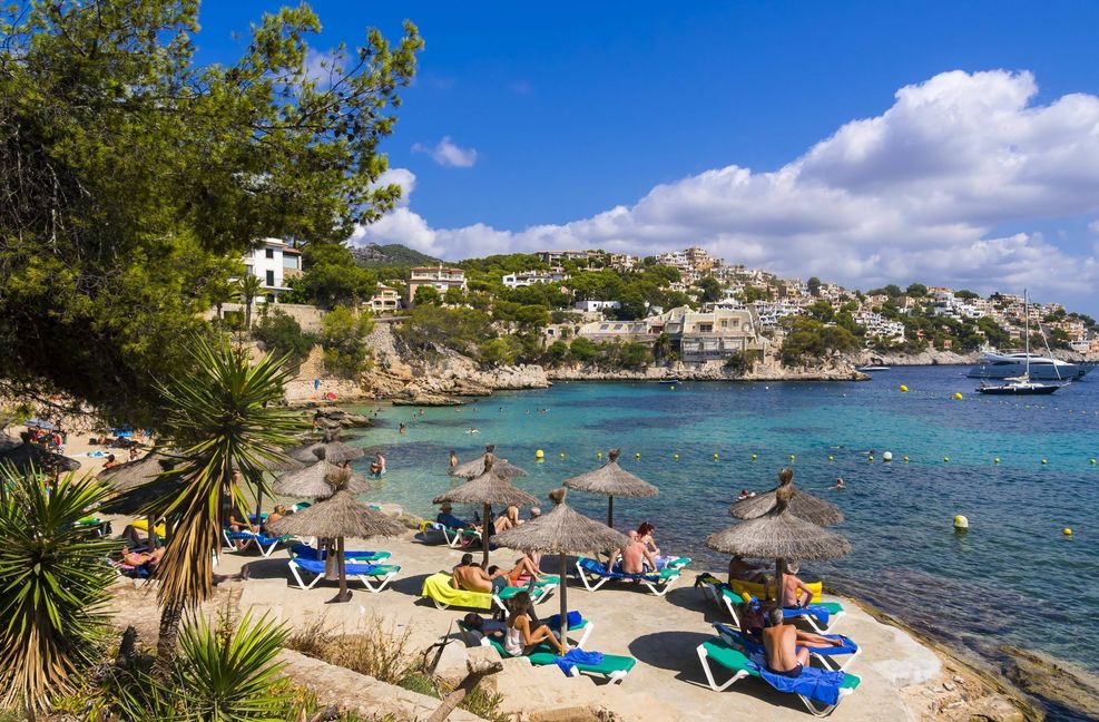 Urlauberidylle am Strand der Cala Fornells im Südwesten Mallorcas. Doch die Vorstellung vom Paradies für Rentner erweist sich oft als falsch.