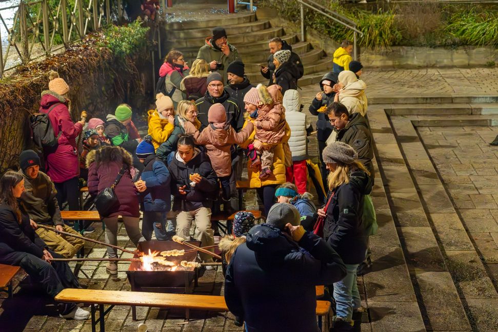 Beim Stockbrotbacken in Holzgerlingen konnte man sich zusätzlich etwas aufwärmen. Bild Nüßle
