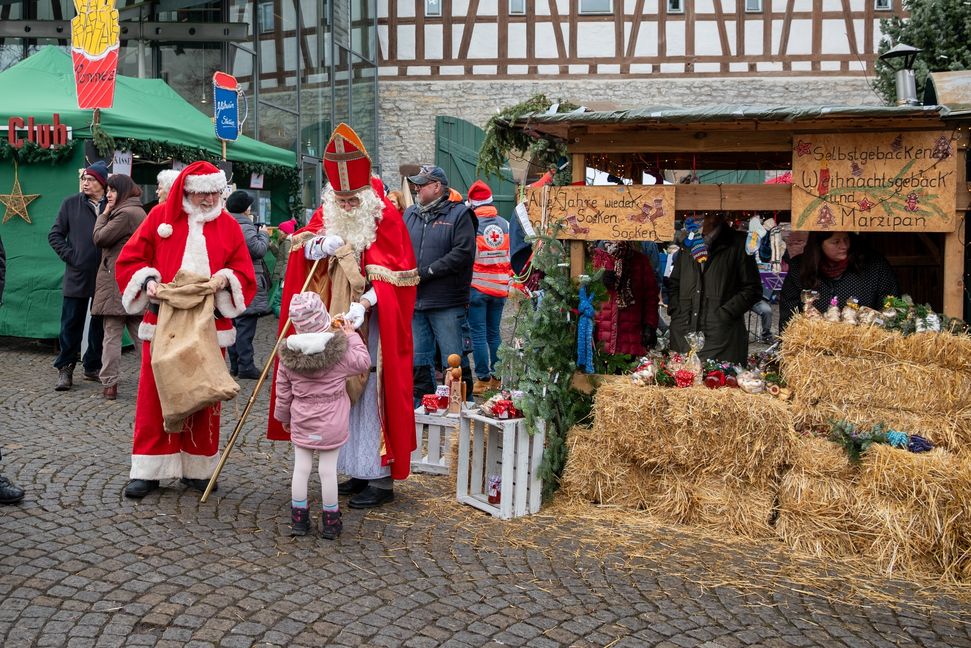 Gleich eine zweifache Überraschung durch Weihnachtsmann und Nikolaus bekamen die Kinder in Dagersheim. Bild: Nüßle