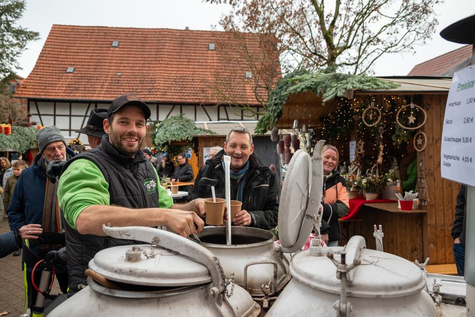 Michael und Siegfried Mezger sorgen mit ihrer Feldküche für eine warme Suppe in Schönaich. Bild: Nüßle