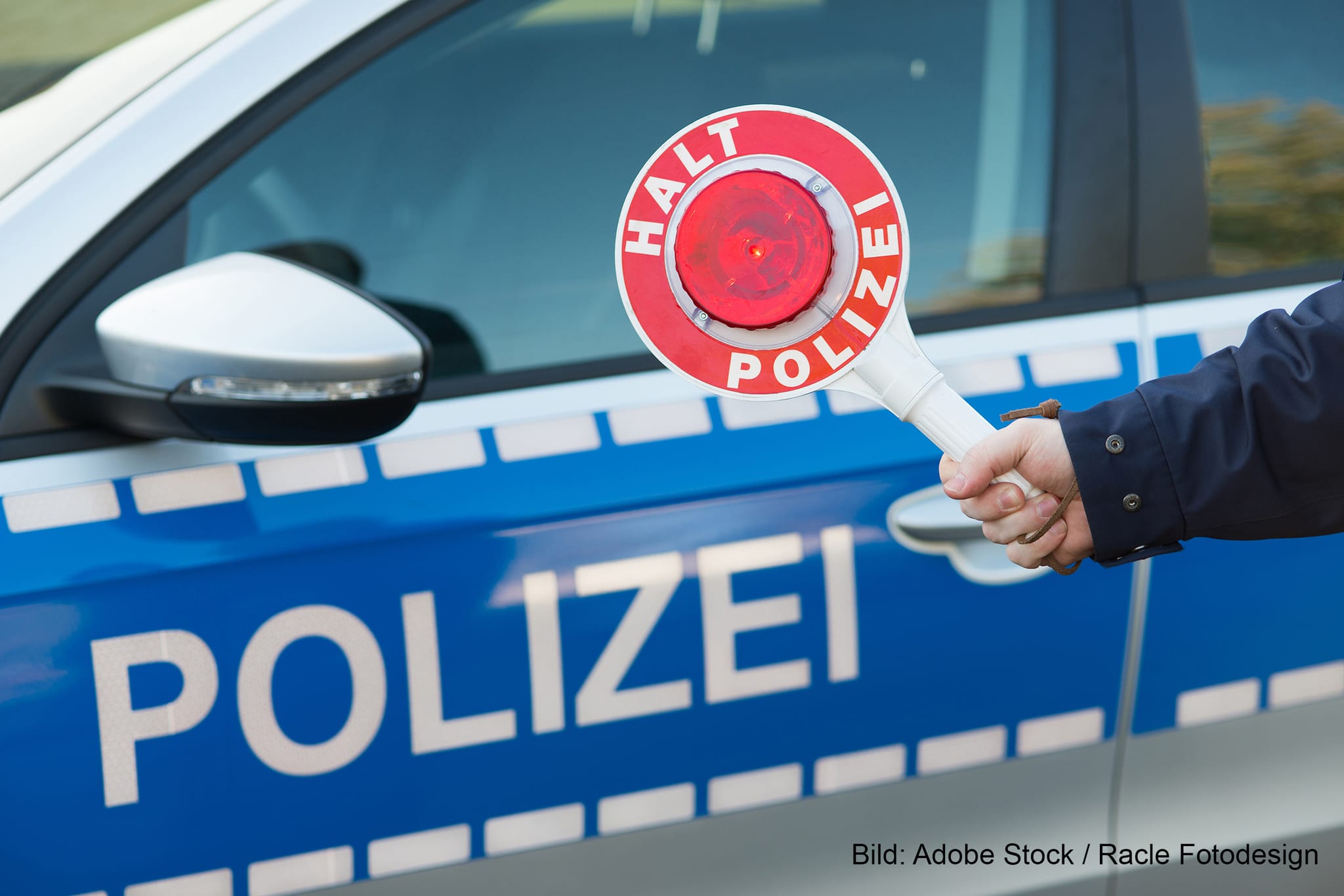 Der Rollerfahrer beschleunigte stark, als er die Polizeikonktrolle sah. Bild: Adobe Stock/Racle Fotodesign
