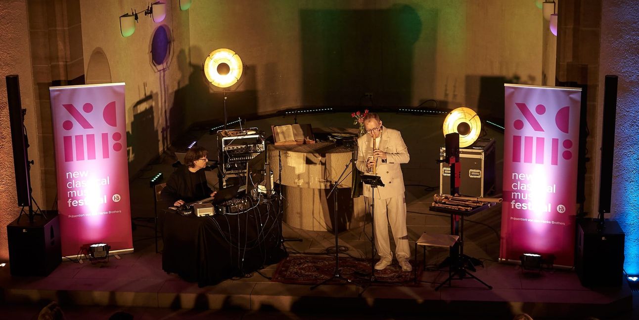 Flötist David Hanke bei seinem Solo-Konzert mit Komponist Stephan M. Boehme.