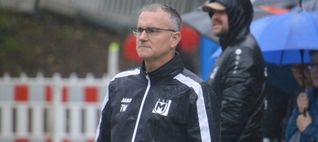 Maichingens Trainer Thomas Wohland steht in Köngen im Regen. Bild: Zvizdiç