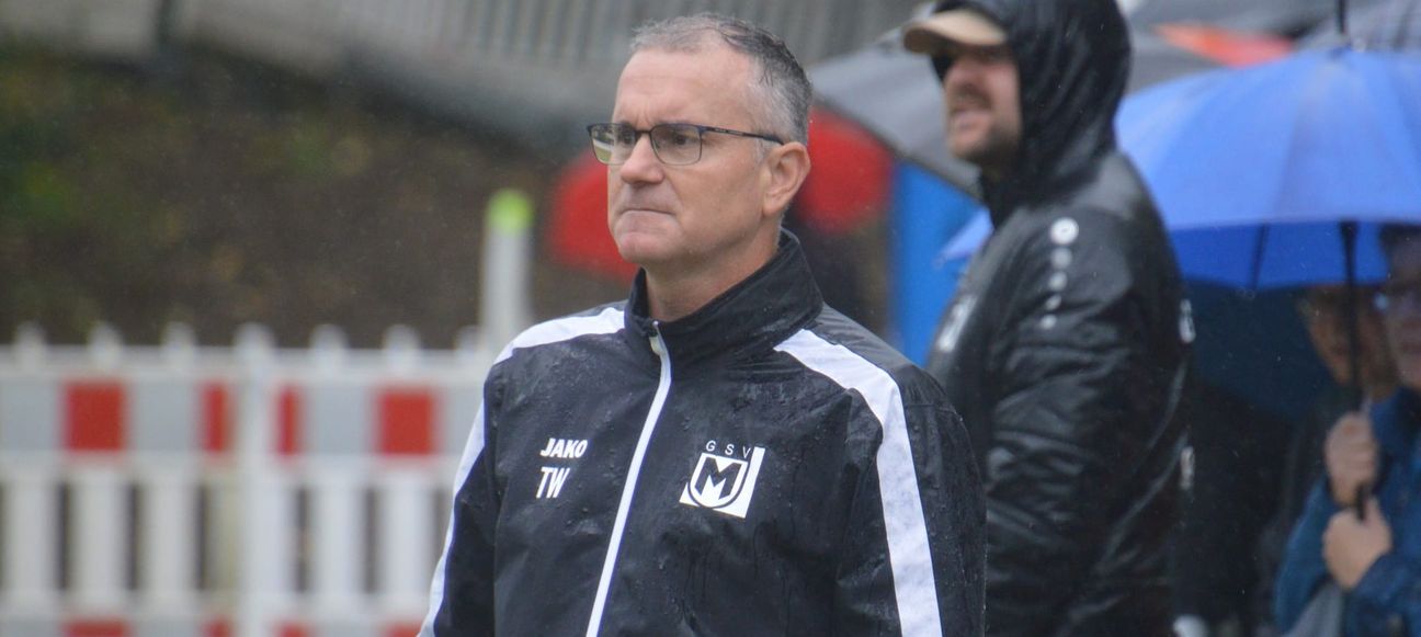 Maichingens Trainer Thomas Wohland steht in Köngen im Regen. Bild: Zvizdiç