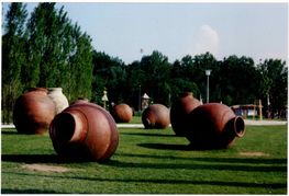 „Liegende Kunstwerke“ im Baumoval: Die antiken Vasen von Franz Stähler (1956 bis 2018) gehörten zum Kunstkonzept der LGS 1996. Die Skulpturen wurden später abgebaut.