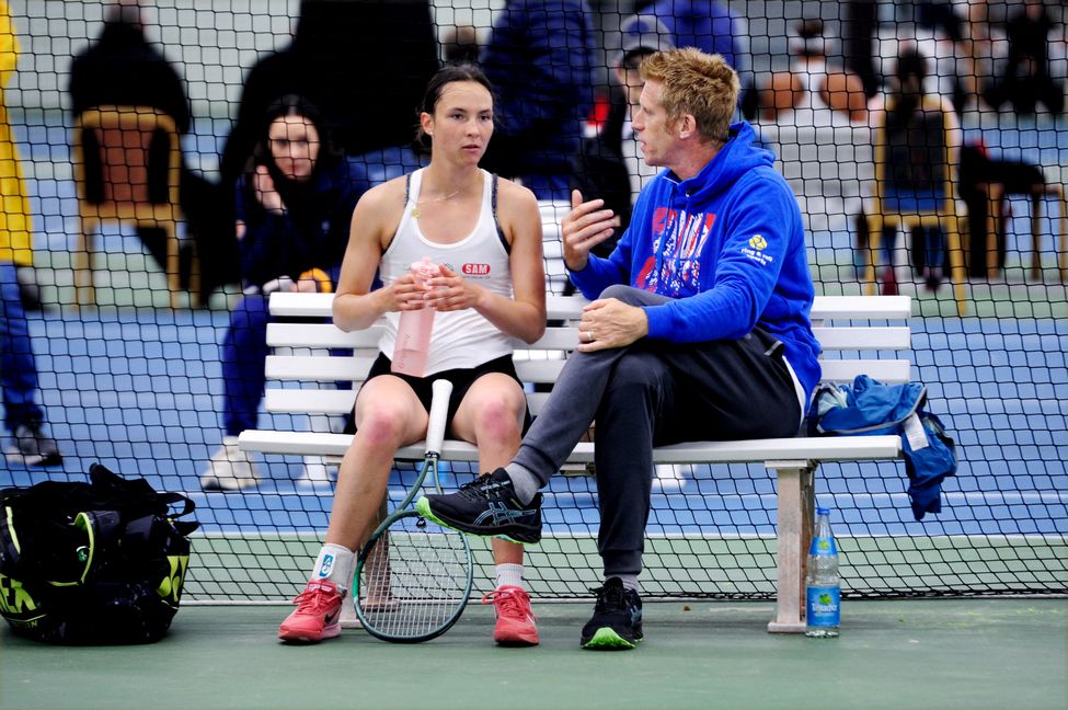 VfL-Cheftrainer Daniel Merkert beim Coaching von Pia Praefke.
