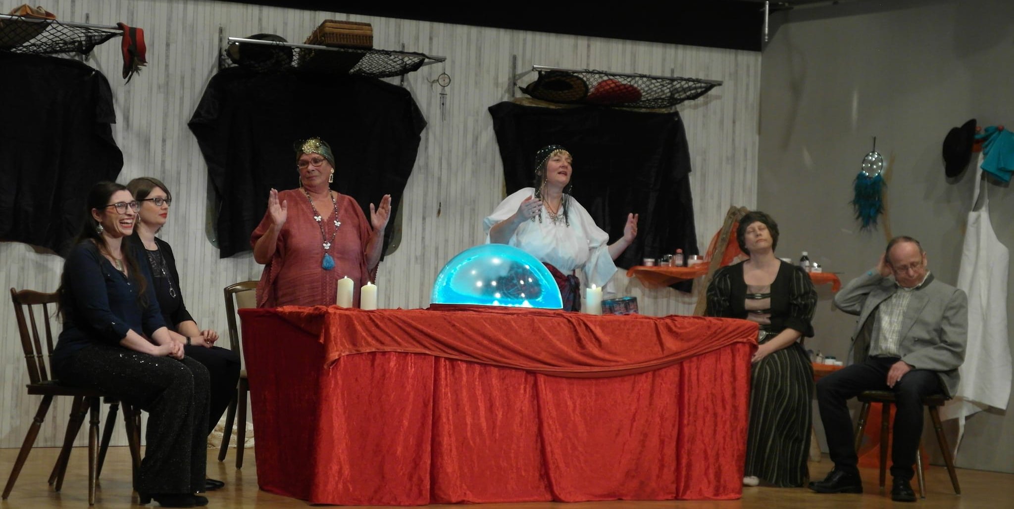 Da liegt was in der Luft: Stephanie Strobel, Sandra Possienke, Heidrun Böttinger, Sigrid Schmid, Tanja Magenau und Günter Moroff (von links).