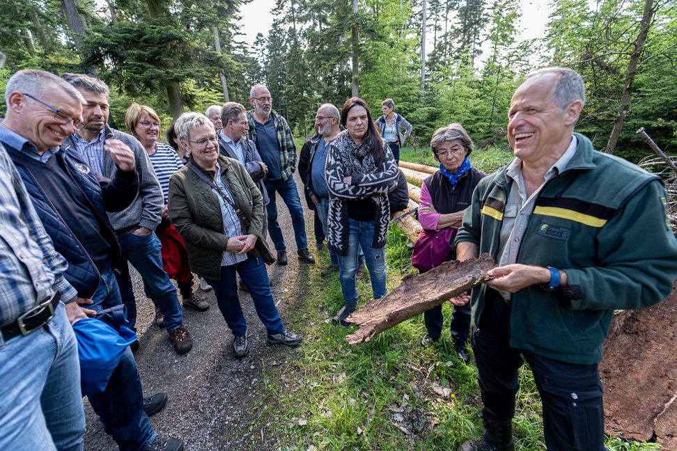 Schon bei einem früheren Waldbegang konnten die Schäden im Wald von Revierförster Thomas Widmayer begutachtet werden. Bild: Richter