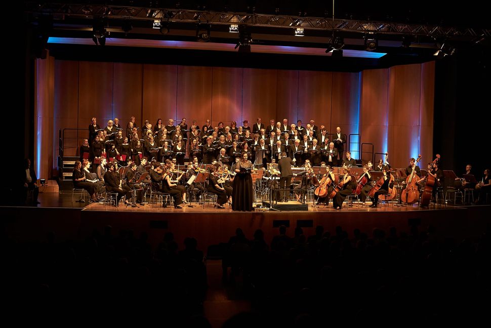 150 Aktive bei der Biennale 2023 unter der Leitung Daniel Teppers auf der Stadthallenbühne. Beim Morgenstern-Oratorium treten 240 an.