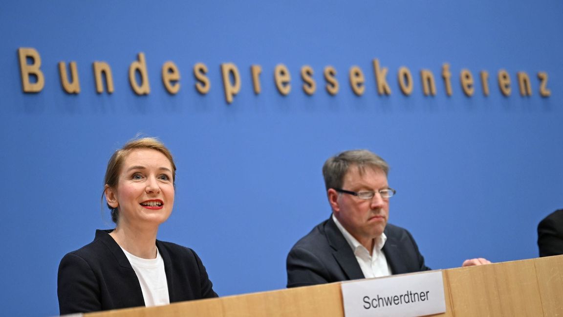 Das DIW hat mögliche Steuereinnahmen im Auftrag der Linken berechnet - die Ergebnisse stellten Parteichefin Ines Schwerdtner und Forscher Stefan Bach vor.