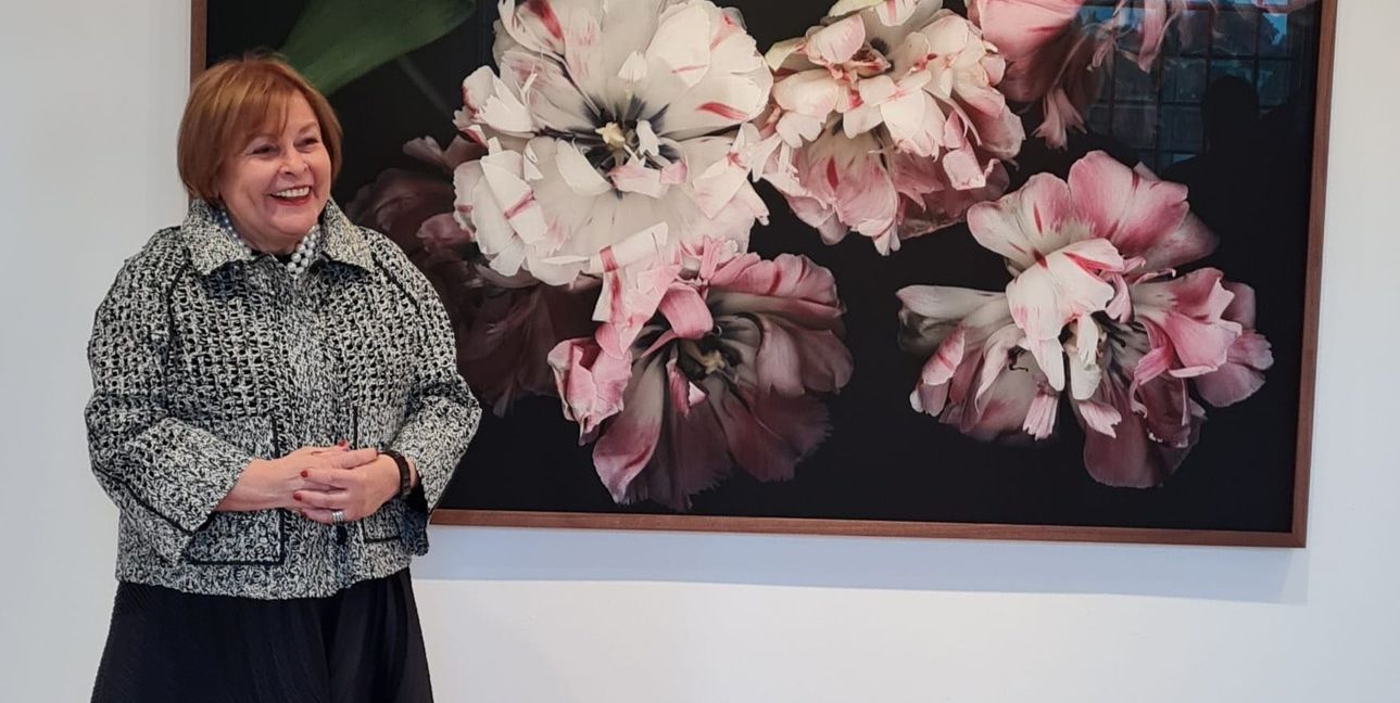 Die Künstlerin bei der Eröffnung ihrer Ausstellung auf Schloss Dätzingen.