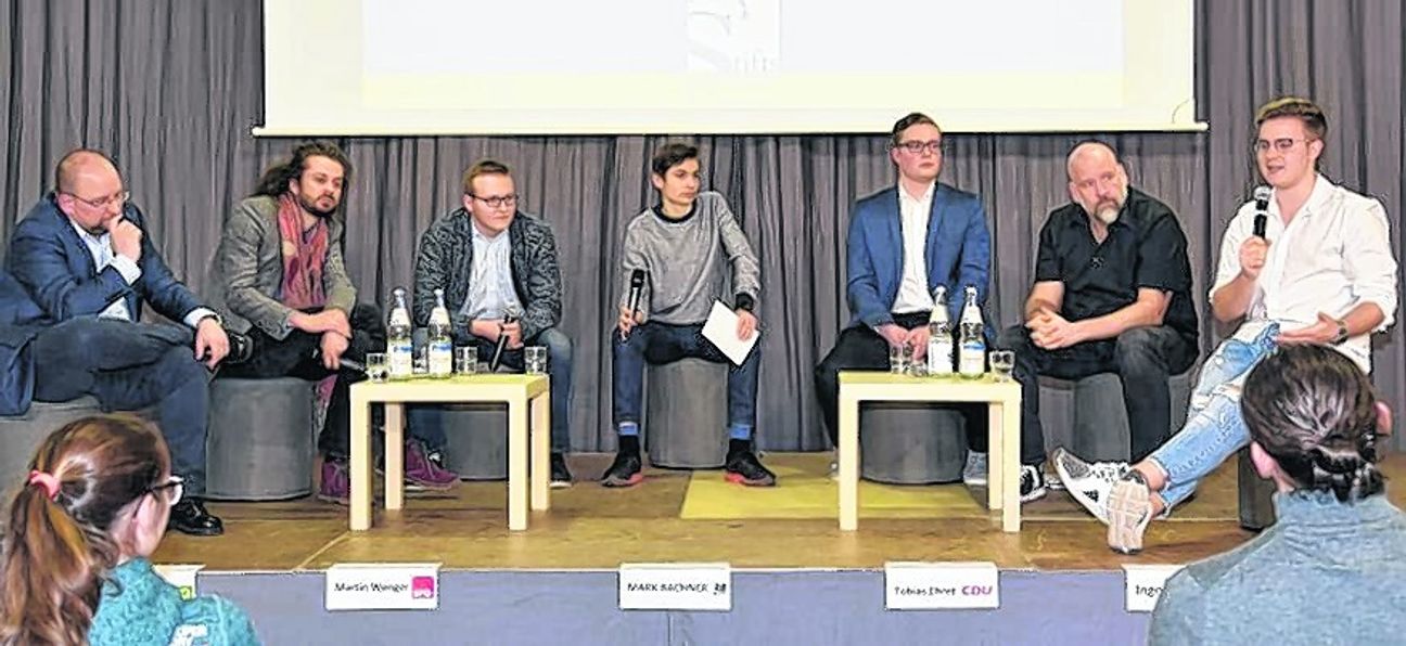 Die Politiker auf dem Podium (von links): Carsten Lau (Die Linke), Tobias Bacherle (Die Grünen), Martin Wenger (SPD), Moderator Mark Bachner, Tobias Ehret (CDU), Ingo Sika (Freie Wähler) und Maximilian Reinhardt (FDP).  Bild: Nüßle