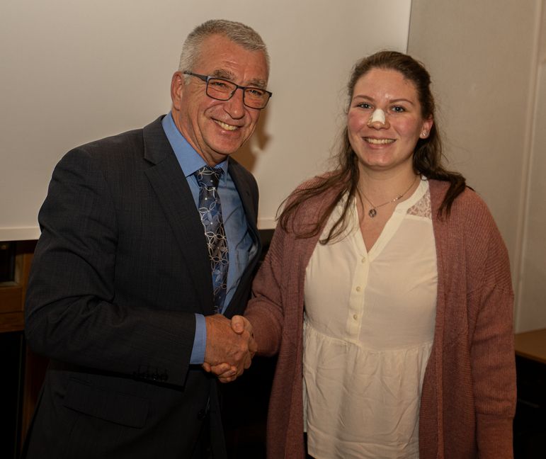 Aidlingens Bürgermeister Ekkehard Fauth bei der Verpflichtung von Anja Pfann. Bild: Richter