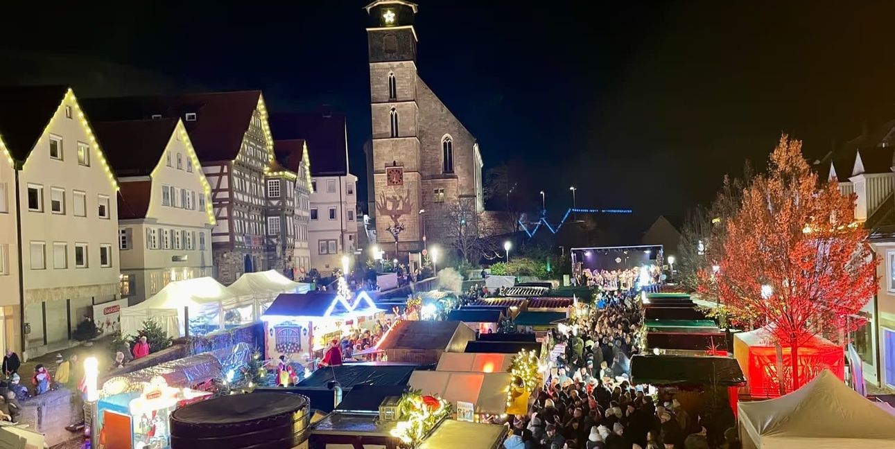 Der Böblinger Weihnachtsmarkt vor malerischer Altstadtkulisse. Bild: Dettenmeyer/A