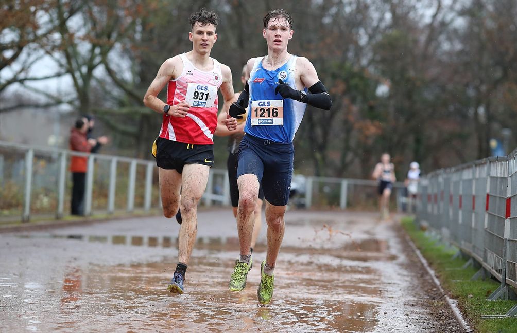 Kurt Lauer (blaues Trikot) vom VfL Sindelfingen wurde bei den Cross-Europameisterschaften in der U23-Klasse guter Neunzehnter.