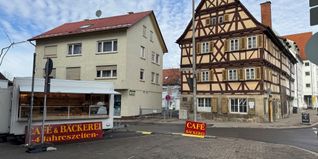 Der Verkaufswagen der Bäckerei 4 Jahreszeiten befindet sich an der Kreuzung Corbeil-Essonnes-Platz, Obere Vorstadt und Hirsauer Straße.