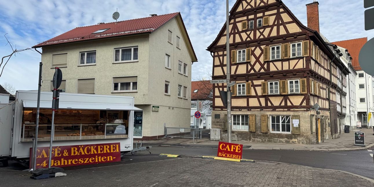 Der Verkaufswagen der Bäckerei 4 Jahreszeiten befindet sich an der Kreuzung Corbeil-Essonnes-Platz, Obere Vorstadt und Hirsauer Straße.