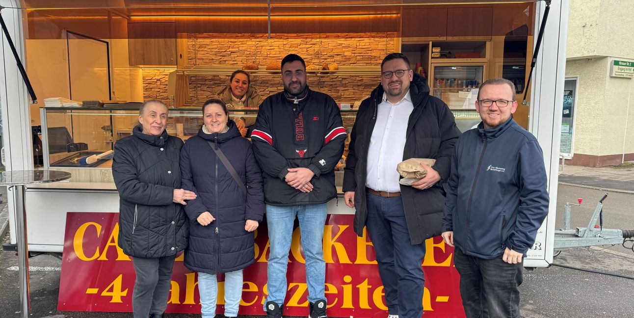 Wirtschaftsförderer Felix Rapp (Zweiter von rechts), City-Manager Hanno Kreuter (rechts) und Flächenmanagerin Franziska Hamscher (Zweite von links) unterstützten Familie Hermez bei der Suche nach einem Standort für ihren Verkaufswagen.