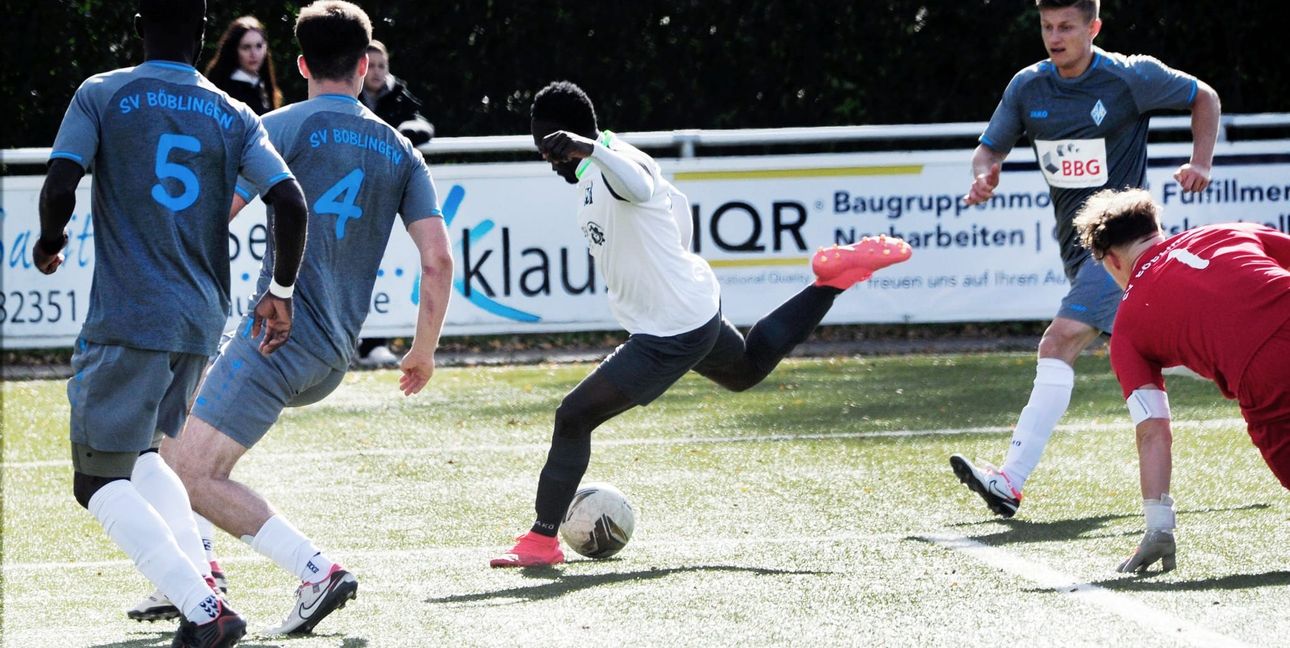 Die SV Böblingen II Mal wieder in Not: Maichingens Abdoul Goffar Tchagbele zieht ab. Zama Tibu Fru Gustave und Adnan Rastoder (von links) sind Statisten.