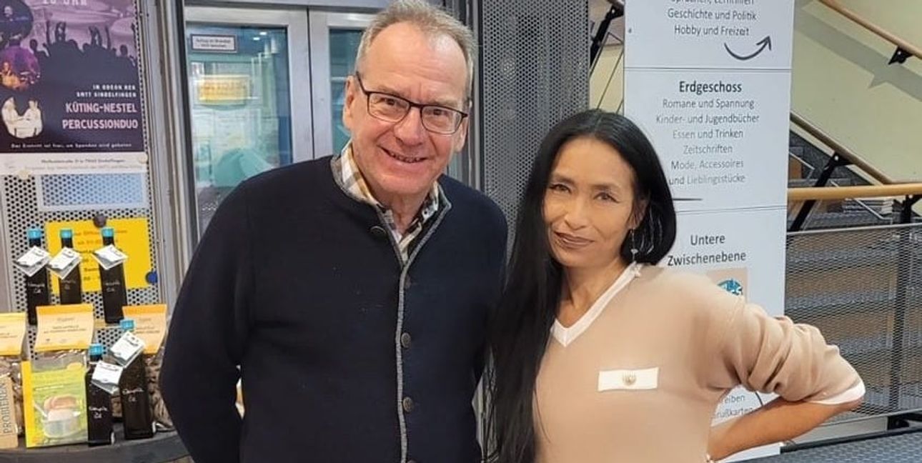 Ulrich Röhm freut sich mit Chinh Ngo.