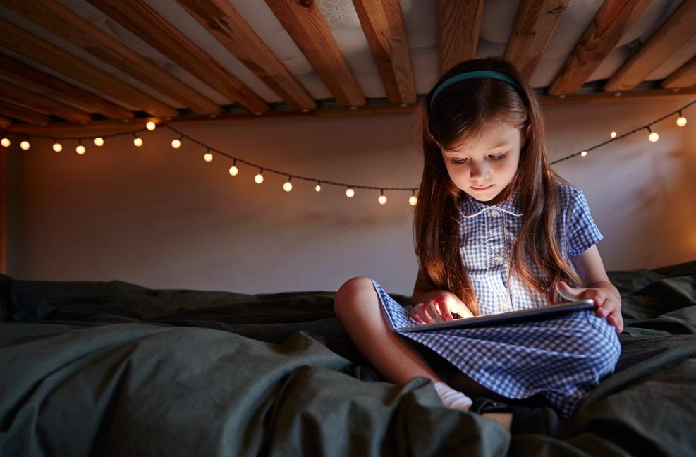 Auch Kinder können unter Umständen an einem E-Reader Freude haben.
 Foto: imago/Shotshop/Monkey Bu..