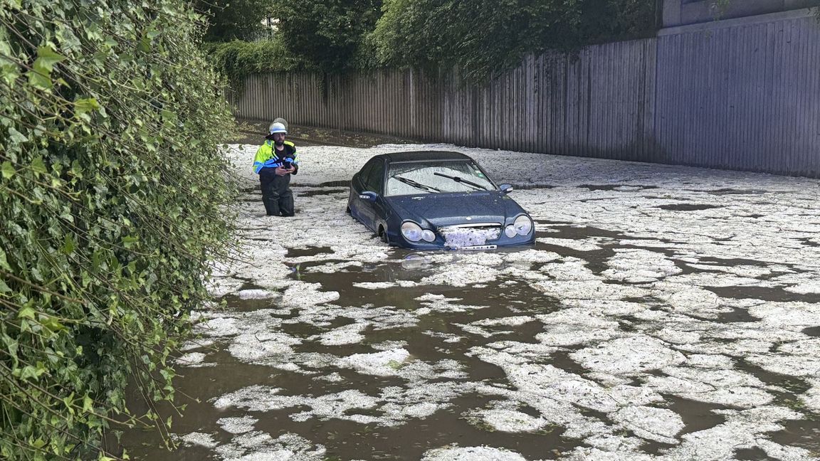 Nach schweren Unwettern steht ein Auto auf einer überfluteten Straße in Immenstadt. (Archivbild)