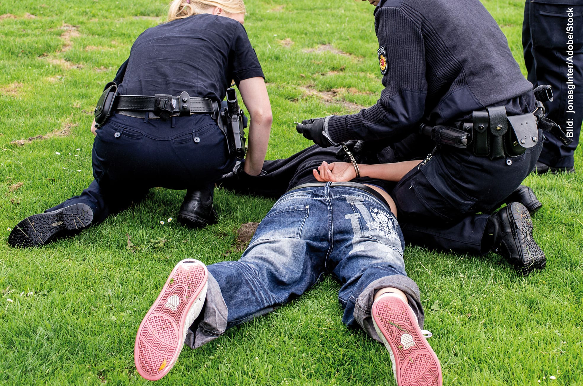 Fünf Jugendlichen hatten zuvor Leergut in Herrenberg geklaut und waren anschließend geflüchtet. Bild: Adobe Stock