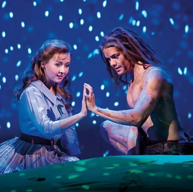 Tarzan und Jan: Elisabeth Hüber und Anton Zetterholm. Bild: Stage