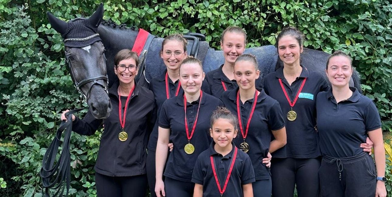 Alexandra Fritz, Annalena Fritz, Saskia Madeheim, Mayla Altay (vorne von links), Marie Monier, Joelina Jaiser, Janina Fritz, Luisa Kappel und Pferd GeorgBild: z