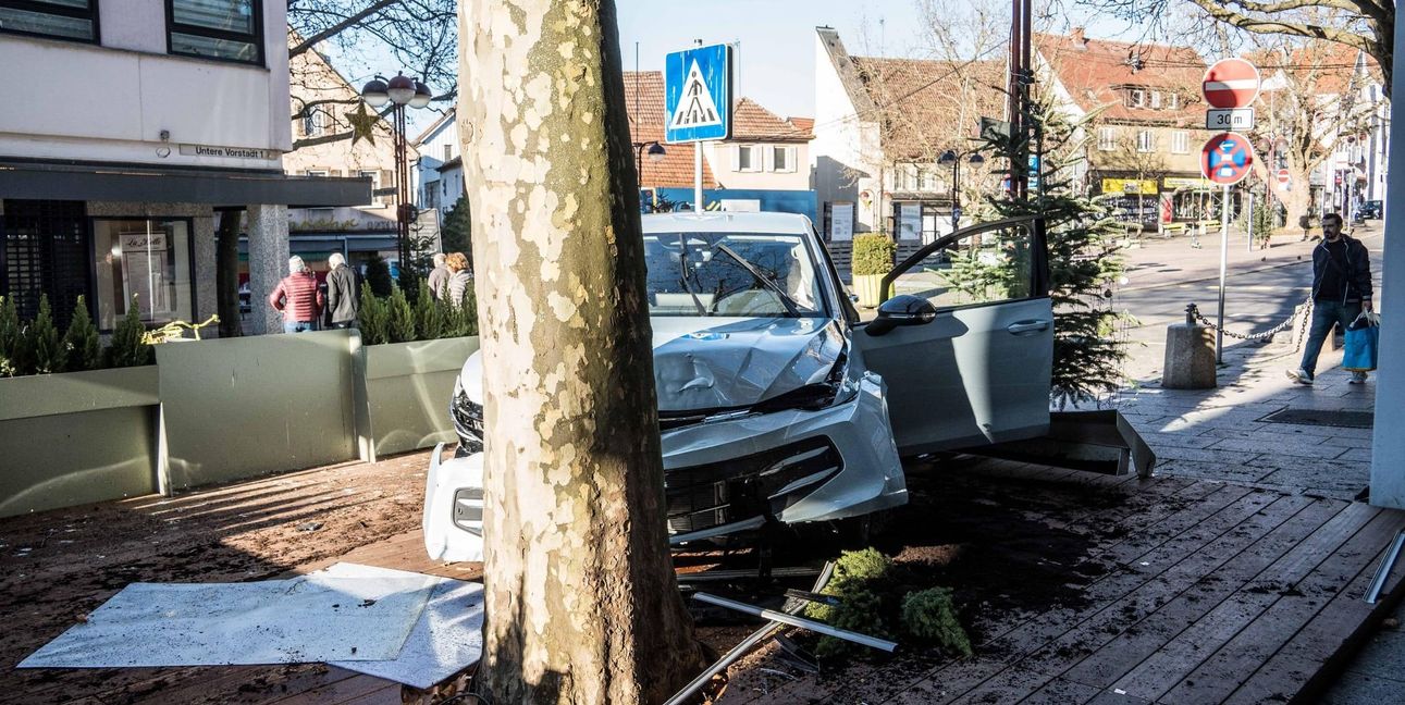 Der 89-jährige Mann richtete am Marktplatz eine Spur der Verwüstung an. 	Bild: SDMG/Dettenmeyer
