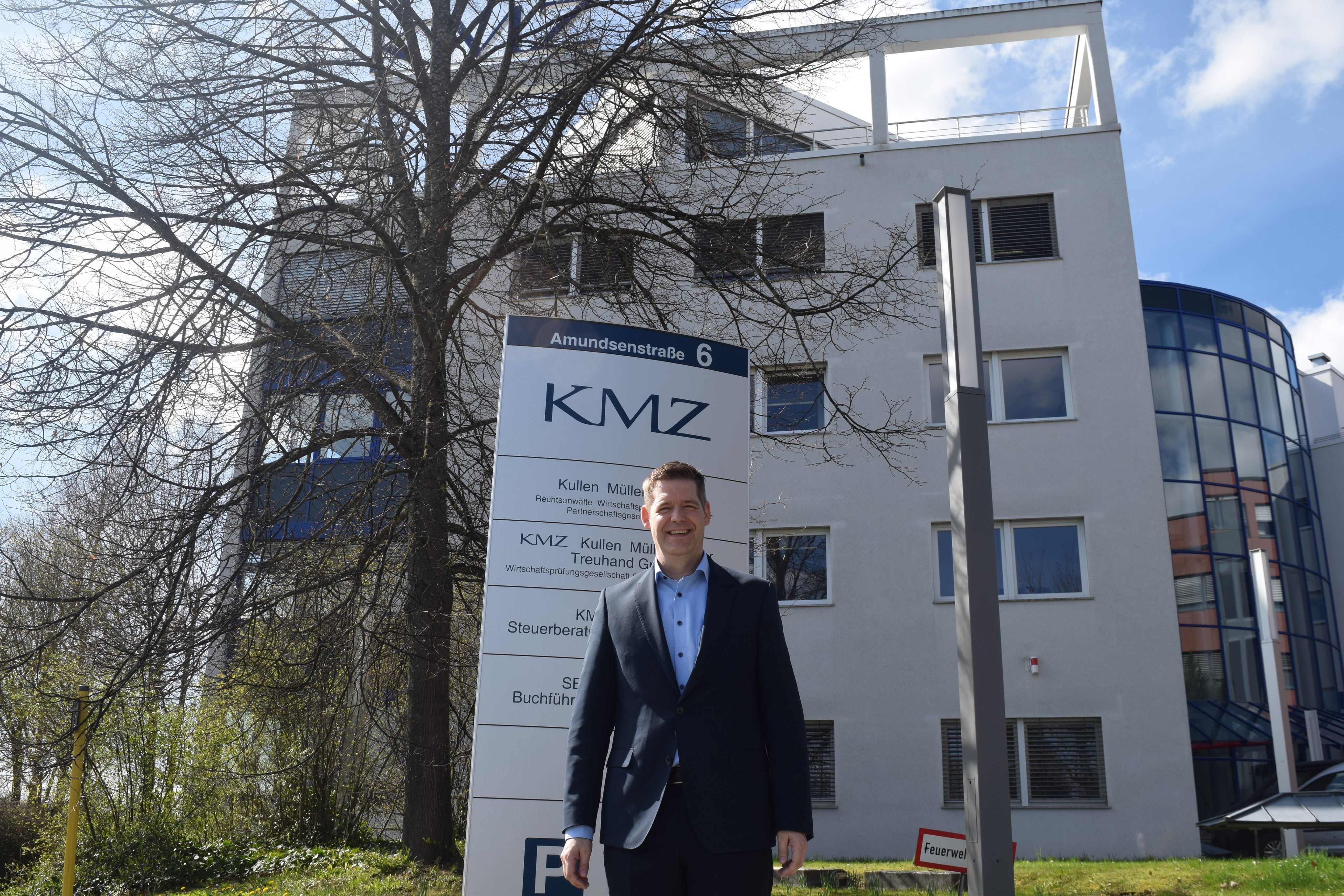 Sebastian Otten vor dem KMZ-Standort in Sindelfingen.