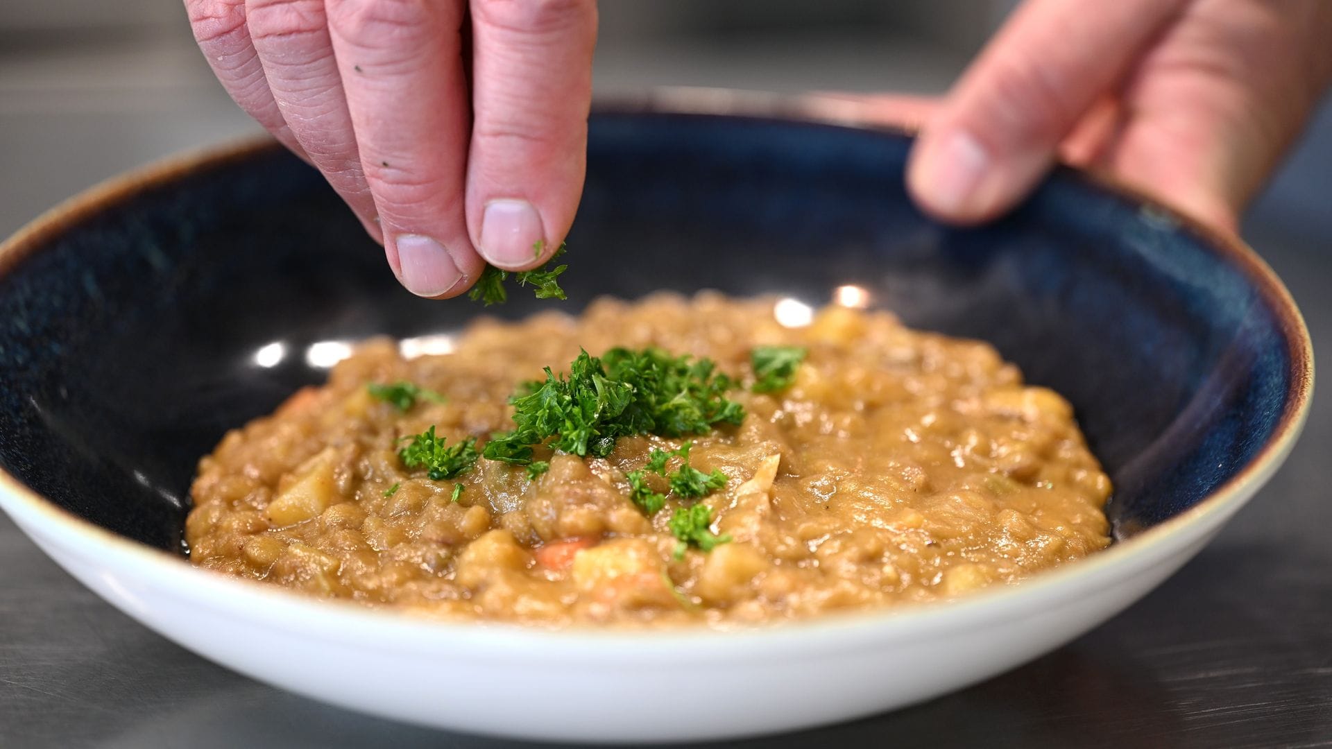 Vegetarische Linsensuppe im Betriebsrestaurant von Apetito - dieses Gericht wird oft in Kindergärten gegessen.